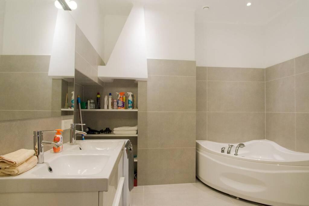 Modern & Spacious 80M2 Apartment In Riga Old Town Extérieur photo